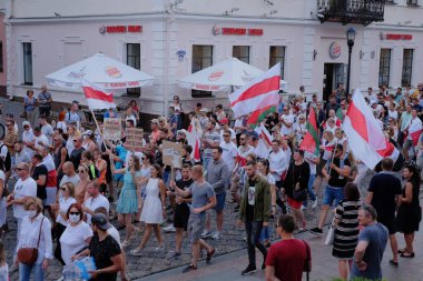 Grodno, Belarus 23 Ağustos 2020: Beyaz Rusya 'da barışçıl protestolar. Diktatör Lukashenko 'yu protesto eden Belarus 2020.