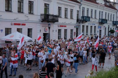 Grodno, Belarus 23 Ağustos 2020: Beyaz Rusya 'da barışçıl protestolar. Diktatör Lukashenko 'yu protesto eden Belarus 2020.
