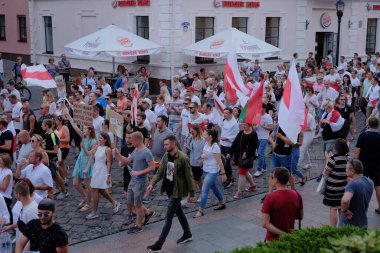 Grodno, Belarus 23 Ağustos 2020: Beyaz Rusya 'da barışçıl protestolar. Diktatör Lukashenko 'yu protesto eden Belarus 2020.