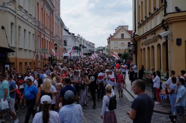 Grodno, Belarus 23 Ağustos 2020: Beyaz Rusya 'da barışçıl protestolar. Diktatör Lukashenko 'yu protesto eden Belarus 2020.
