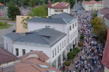 Grodno, Belarus 23 Ağustos 2020: Beyaz Rusya 'da barışçıl protestolar. Diktatör Lukashenko 'yu protesto eden Belarus 2020.