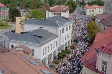 Grodno, Belarus 23 Ağustos 2020: Beyaz Rusya 'da barışçıl protestolar. Diktatör Lukashenko 'yu protesto eden Belarus 2020.