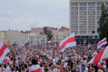 Grodno, Belarus 23 Ağustos 2020: Beyaz Rusya 'da barışçıl protestolar. Diktatör Lukashenko 'yu protesto eden Belarus 2020.