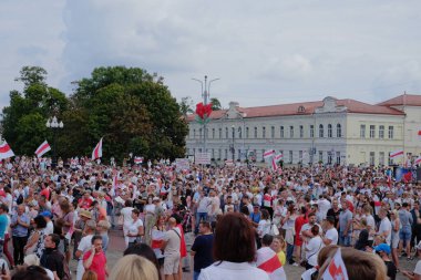 Grodno, Belarus 23 Ağustos 2020: Beyaz Rusya 'da barışçıl protestolar. Diktatör Lukashenko 'yu protesto eden Belarus 2020.