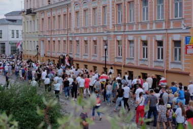 Grodno, Belarus 23 Ağustos 2020: Beyaz Rusya 'da barışçıl protestolar. Diktatör Lukashenko 'yu protesto eden Belarus 2020.