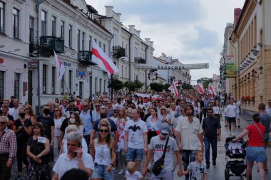 Grodno, Belarus 23 Ağustos 2020: Beyaz Rusya 'da barışçıl protestolar. Diktatör Lukashenko 'yu protesto eden Belarus 2020.