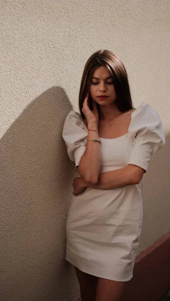 Hermosa Chica Vestido Blanco Pasea Por Ciudad — Foto de Stock