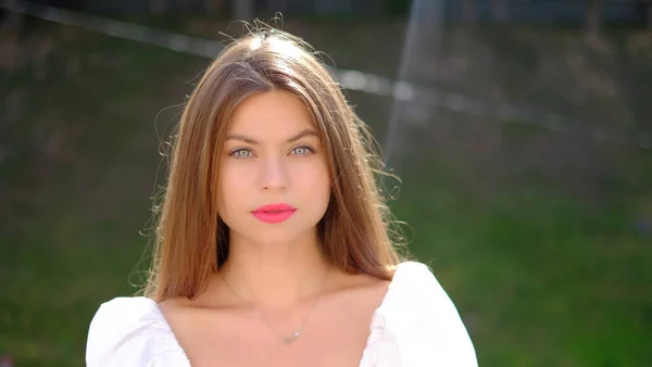 Beautiful Girl White Dress Walks City — Stock Photo, Image