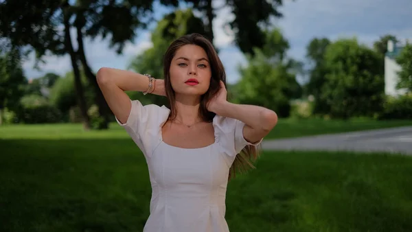 Menina Bonita Vestido Branco Caminha Pela Cidade — Fotografia de Stock