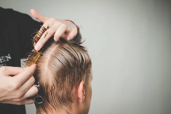Strzał Przystojnego Fryzjera Obcinającego Włosy Męskiemu Klientowi Fryzjer Obsługujący Klienta — Zdjęcie stockowe