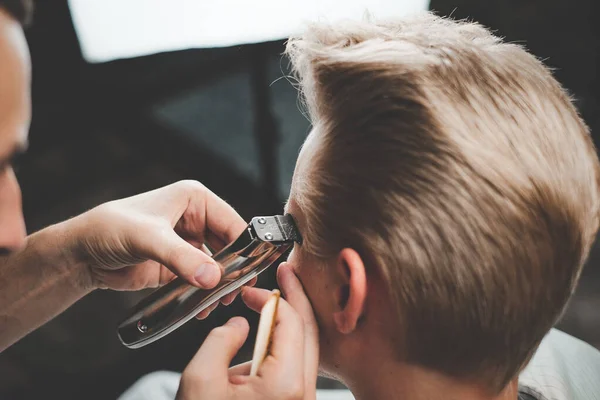 Strzał Przystojnego Fryzjera Obcinającego Włosy Męskiemu Klientowi Fryzjer Obsługujący Klienta — Zdjęcie stockowe