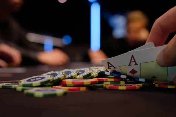 Krupiye Krupiye Kumarhanedeki Poker Kartlarını Masanın Arka Planında Karıştırıyor Poker — Stok fotoğraf
