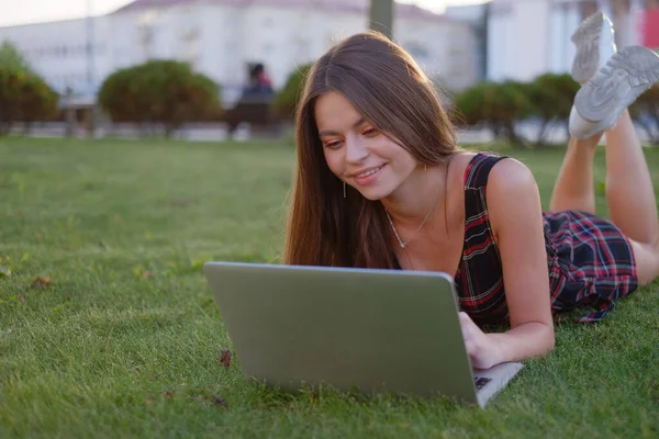 Jonge Vrouw Met Laptop Het Park Liggend Het Groene Gras — Stockfoto