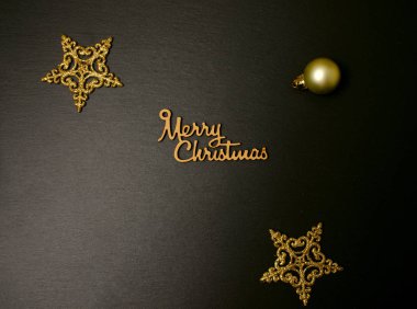 Neşeli Noel süslemeleri siyah arka plan üzerine. El yazısı. Düz yatıyordu tatil kavramı. 
