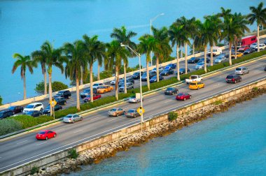 Miami panorama araba trafik ile. Havadan görünümü Miami cityscape. Miami manzarası. Miami city scape gün zaman, Florida ABD
