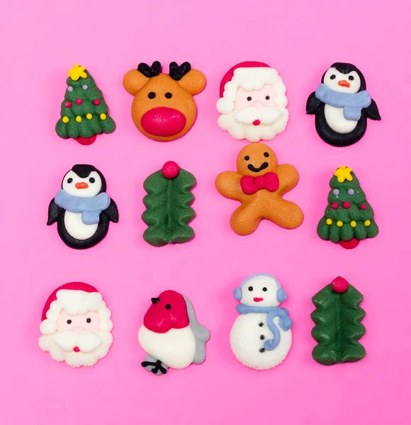 Decoraciones Comida Navideña Símbolos Navidad Galletas Navidad Sobre Fondo Rosa — Foto de Stock