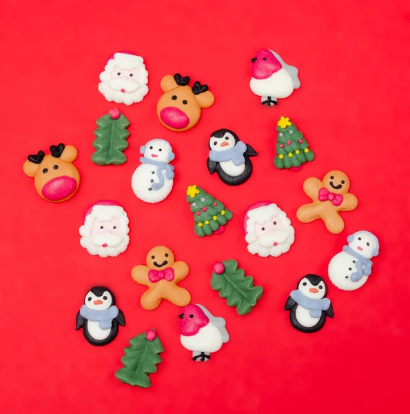 Decorações Comida Natal Símbolos Natal Biscoitos Natal Fundo Vermelho Cima — Fotografia de Stock