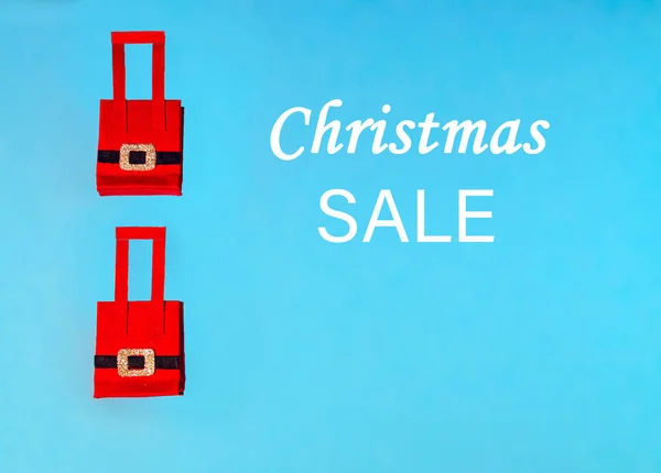Mavi Arka Plan Üzerinde Kırmızı Noel Alışveriş Çantası Mavi Noel — Stok fotoğraf