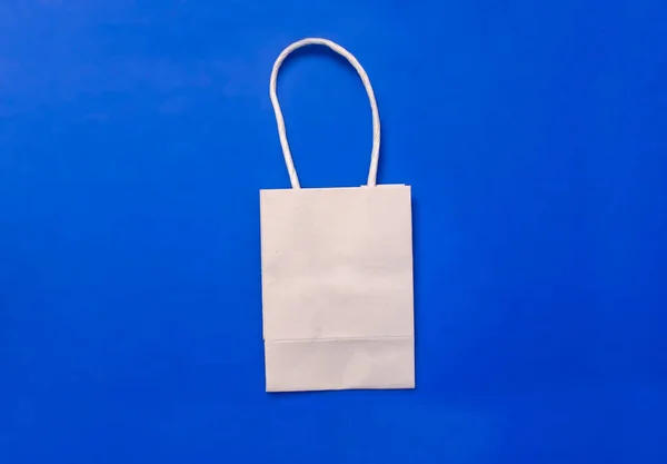 コンセプトをショッピング 青の背景に白いプレーン出荷袋 — ストック写真