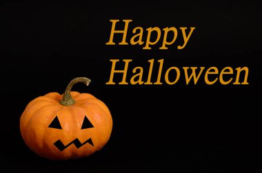 Siyah arka planda balkabağı. Siyah arka planda fotokopi alanı olan taze bir balkabağı. Mutlu Cadılar Bayramı. Karanlıkta balkabağı. Cadılar Bayramı havası.