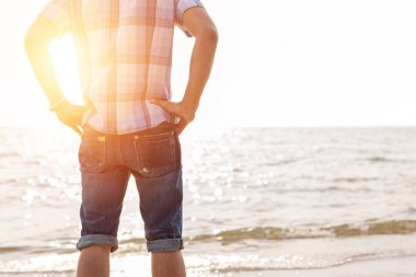 Sahilde erkek standı