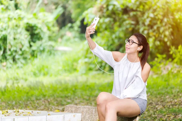 Donne Giocano Telefono Nel Parco Indossano Vestito Bianco — Foto Stock