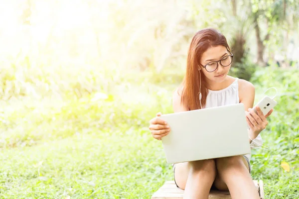 Ženy Sedí Poli Dřeva Práci Notebookem Ona Práce Parku Barvy — Stock fotografie