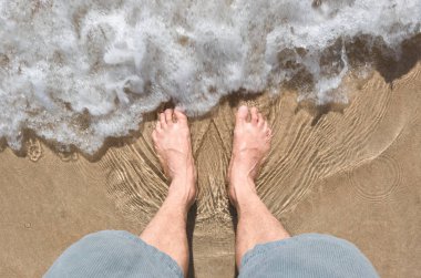 ayak ve deniz dalga sahilde.