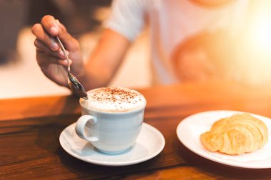 Elini lokum kahve yukarıda tut. kahve fincan tablodur.