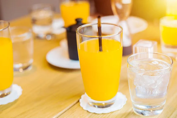 水冰上桌上玻璃上的橙汁 — 图库照片