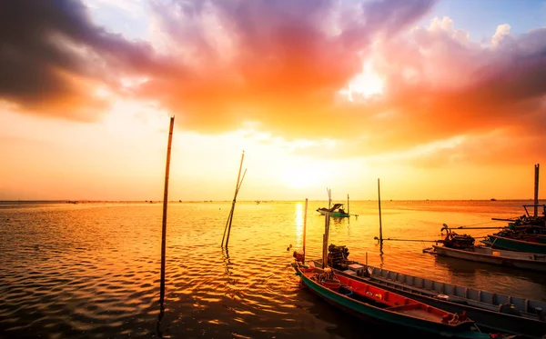 Рыболовная Лодка Морской Воде Солнце Является Фоном — стоковое фото