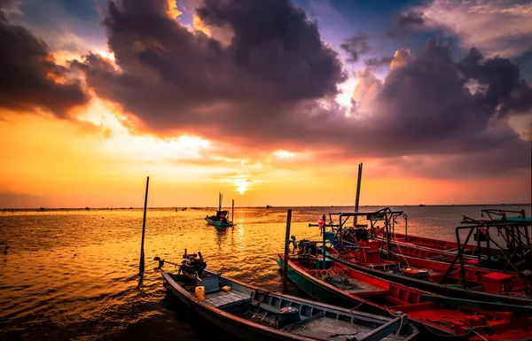 Bateau Pêche Sur Eau Mer Soleil Est Fond — Photo