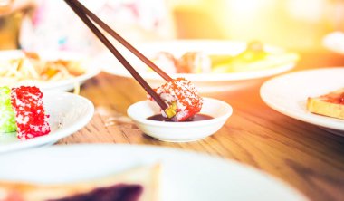 yemek çubukları resturent otelde, suşi alır.