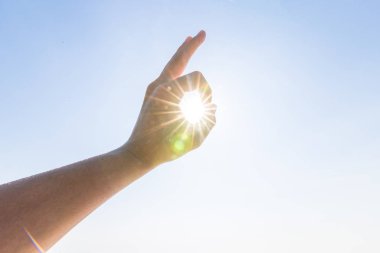 Gökyüzüne doğru uzayan bir adamın elini. Eli yapmak sembolü.