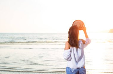 plaj ve deniz su günbatımı ve güzel bulut arasında kürsüye kadınlar.