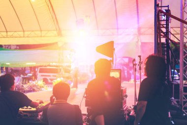 Ses mühendisi denetim müzik konserinde.