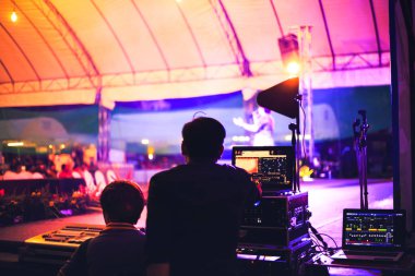Ses mühendisi denetim müzik konserinde.