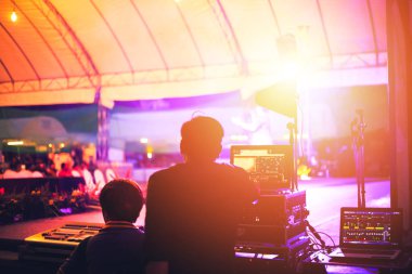 Ses mühendisi denetim müzik konserinde.