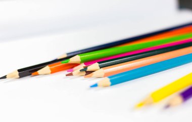 Beyaz kağıt üzerine pastel boya olduğunu.