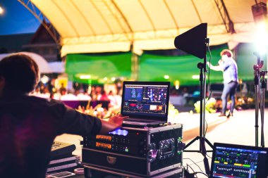 Ses mühendisi denetim müzik ses ve ışık konserinde sahneye yakın:.