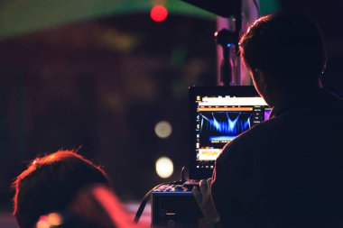 Ses mühendisi denetim müzik ses ve ışık konserinde sahneye yakın:.