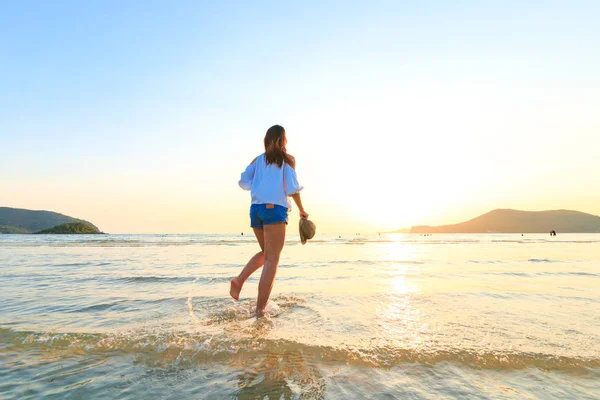 Viajan Mujeres Sostienen Sombrero Corriendo Agua Playa — Foto de Stock