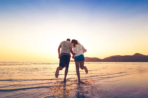 Pareja Corriendo Agarrar Mano Playa Entre Puesta Del Sol — Foto de Stock