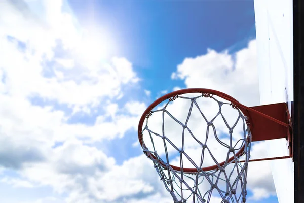 バスケット ボールのフープと青空 — ストック写真