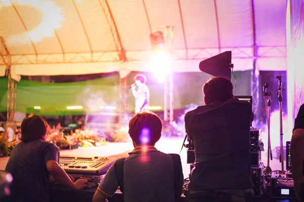 Geluidstechnicus Controle Muziekgeluid Licht Concert Buurt Van Het Podium — Stockfoto