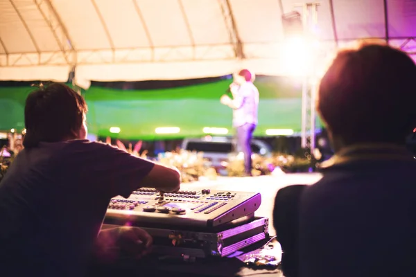 Geluidstechnicus Controle Muziekgeluid Licht Concert Buurt Van Het Podium — Stockfoto