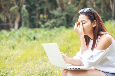 bir kadın kullanmak laptop ve o ağrı göz.