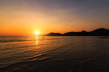 dalga deniz ve dağ günbatımı zaman.