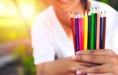 Öğrenci pratik kalem Park tarafından çizim. Beyaz kağıt üzerine pastel boya olduğunu.