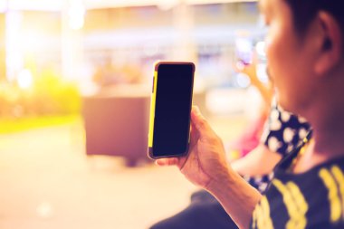 bir adam işime smartphone bir parti.